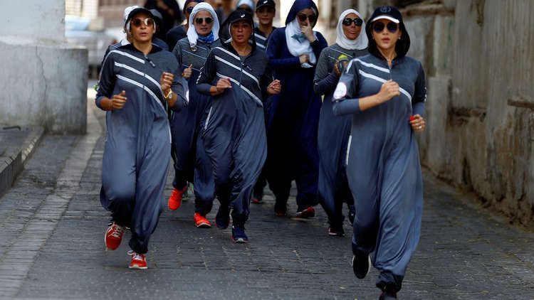 بالصور: سعوديات بالعباءات الرياضية يمارسن الركض في شوارع جدة