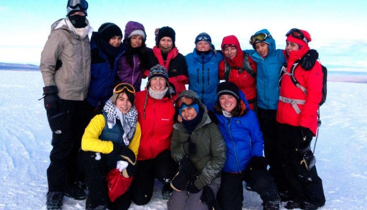 فريق نسوي من الشرق الأوسط وأوروبا يخوض غمار التزلج على الجليد بالقطب الشمالي