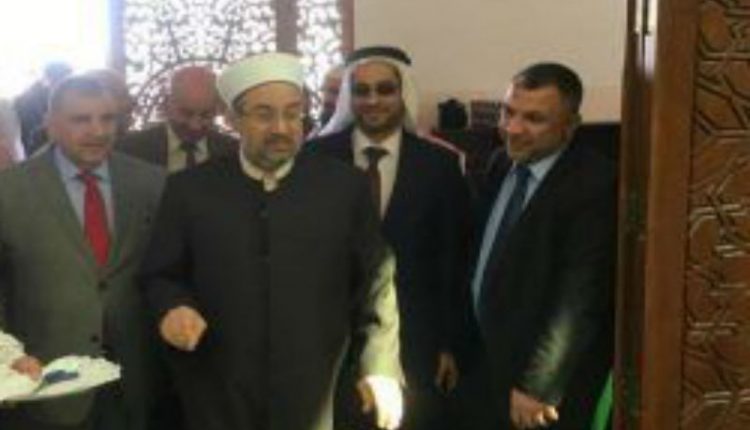 وزير الاوقاف يفتتح مسجد “رضا الوالدين” في مادبا