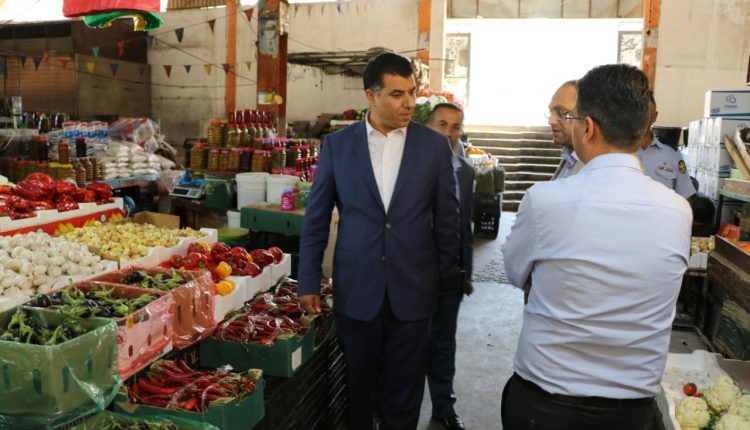 وزير الزراعة: يؤكد على توفر الخضار والفواكه بأسعار مناسبة خلال تفقده أسواق بيع الخضار والفواكه
