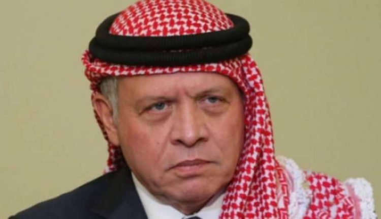 الملك يعزي عشيرتي ابو الغنم والقيسي في مادبا