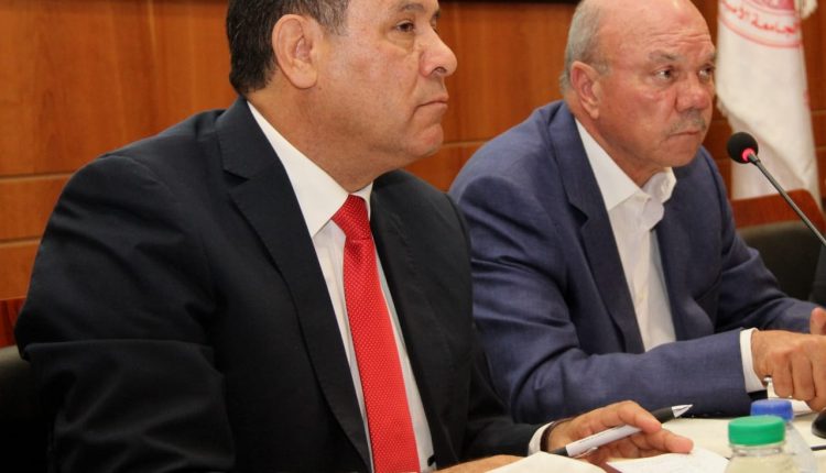 مواطن يفاجئ الفايز بمطالبته بفتح عيادة نفسية…بالفيديو. مادبا