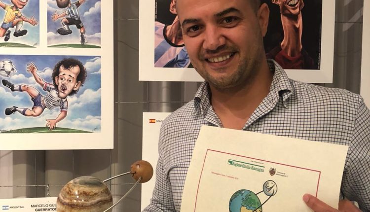 فنان الكاريكاتير اسامه حجاج يفوز بالجائزة العالمية الاولى في ايطاليا ” فيديو وصور”