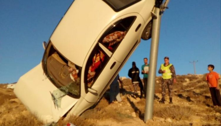 بالصور…اصابة شخصين بحادث اصطدام مركبة بعمود في الطفيلة