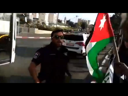 بالفيديو .. الاحتلال يعتقل متظاهر اجنبي رفع العلم الاردني في القدس