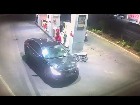 بالفيديو…سيارة سوداء تسلب عاملي محطتي وقود في عمان