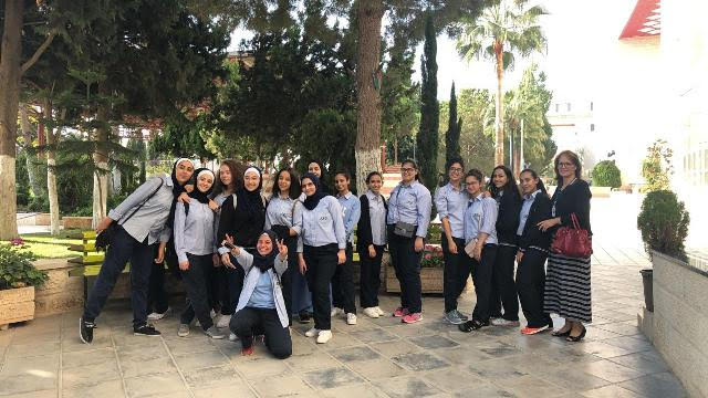 جامعة عمان الأهلية تستقبل وفد من طلبة مدارس الجامعة الثانوية الأولى للبنات