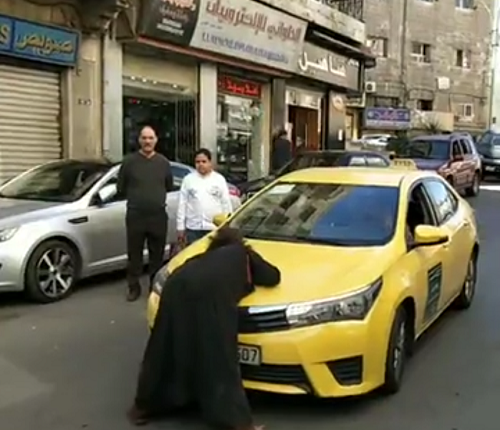 شاهد بالفيديو ….. سيدة تعرض حياتها للخطر وتزعج المارة في وسط البلد