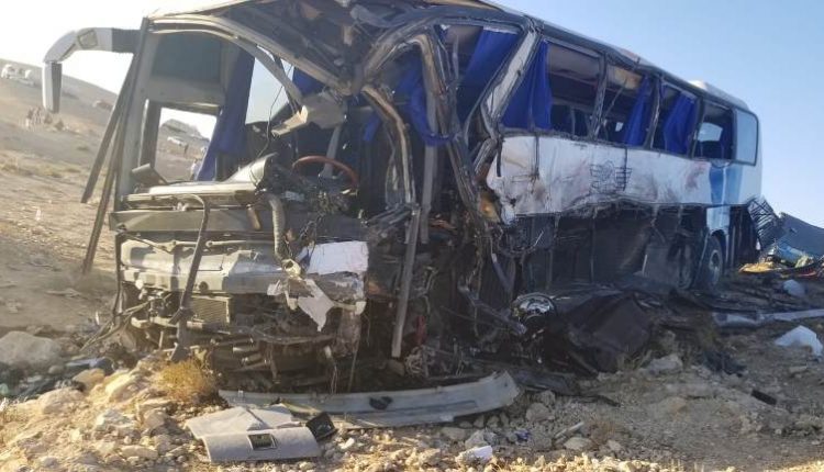 إصابة 40 شخص اثر حادث تصادم بين ثلاث تريلات و حافلة ركوب على الطريق الصحراوي