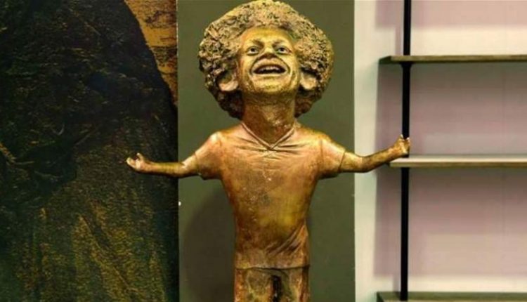 بعدما أثار الجدل .. محمد صلاح يتصل بصاحبة التمثال!