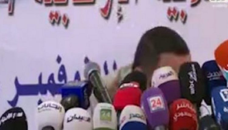 بالفيديو…رشق وزير الإعلام الحوثي المنشق عبدالسلام جابر بالحذاء في مؤتمر صحفي