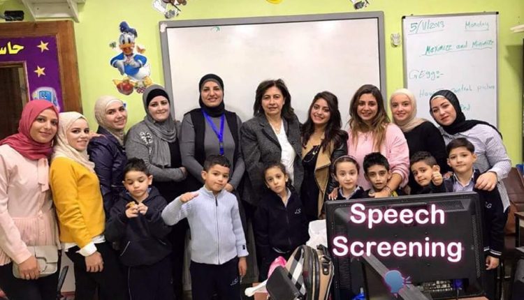 طلبة قسم النطق واللغة بجامعة عمان الاهلية يجرون فحوصات عملية لتلاميذ من مدارس الجامعة الاولى