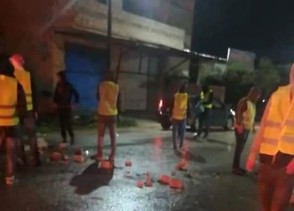عاجل :محتجون يرتدون سترات صفراء يغلقون الطريق الرئيسي بالإطارات المشتعلة في اربد