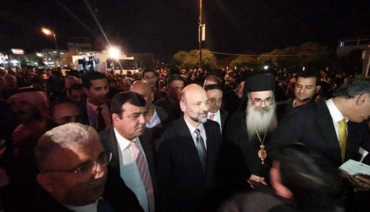 بالصور…الرزاز يرعى حفل اضاءة شجرة عيد الميلاد في مادبا