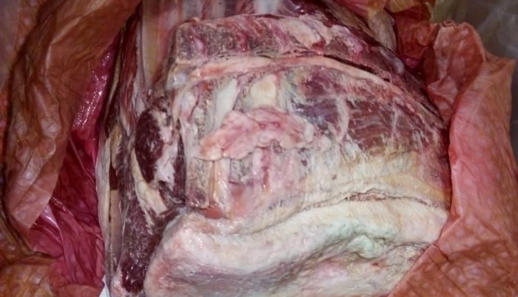 بالصور ..بلدية مأدبا:تضبط 2 طن و240كغم مواد غذائية منتهية الصلاحية