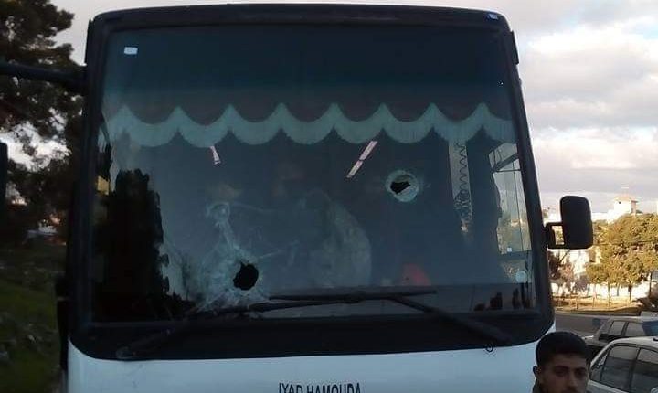 شاهد بالصور … الاعتداء على باص اثناء مروره بطريق عمان / السلط
