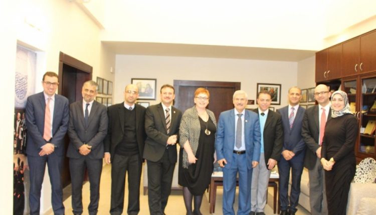 وفد من جامعة كوينز البريطانية يزور جامعة الاميرة سمية للتكنولوجيا