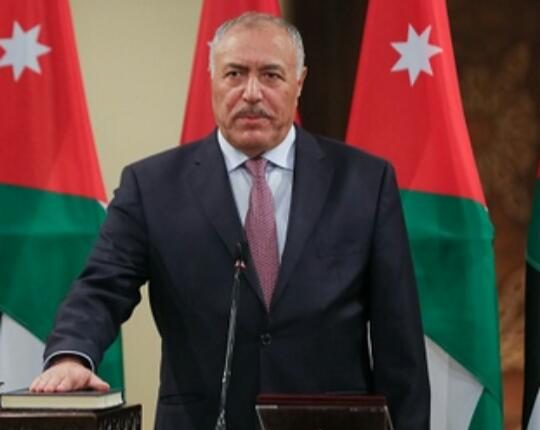 وزير الصحة “الزبن”(منذ متى نقطع رزق الناس) وينتصر للعاملات اللواتي تم فصلهن من شركة الخدمات في مستشفى ابي عبيدة