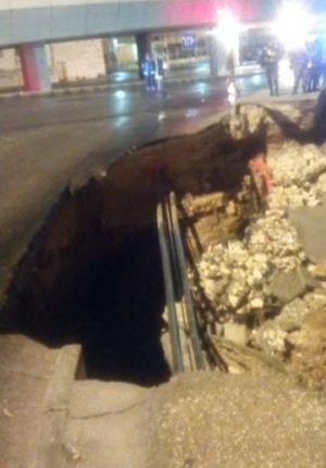 بالصور .. إنهيار جزء من لوب جسر النشا للسير باتجاه اشارة النشا