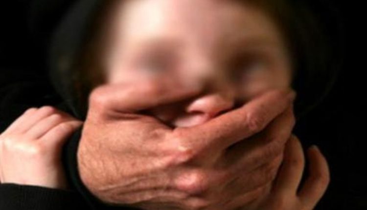 أربعيني يهتك عرض ابنة زوجته القاصر .عمان