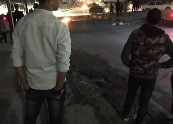 شاهد بالصور … أعمال شغب في منطقة الجبل الابيض بالزرقاء