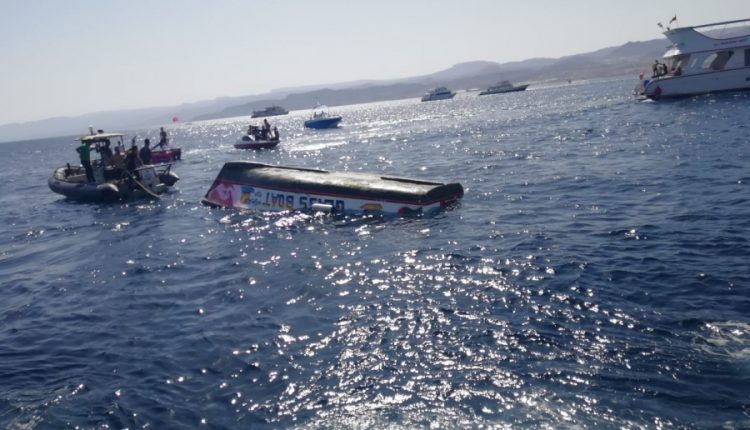 شاهد بالصور … إنقاذ 17 شخصا بعد انقلاب قاربهم في خليج العقبة
