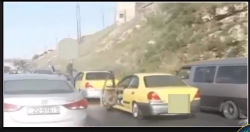 شاهد بالفيديو .. ماذا فعل سائقا تاكسي في عمان