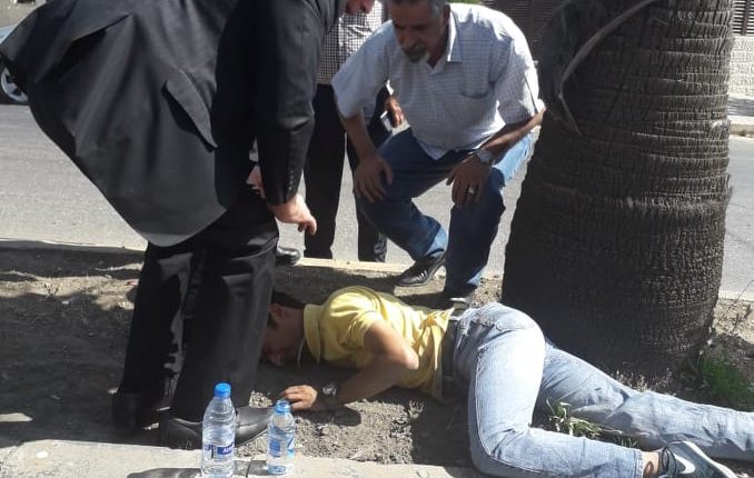 بالفيديو والصور…وزير الصحة سعد جابر يترجل من سيارته ويسعف مواطناً أصيب في الشارع العام