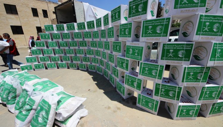 ضمن المحطة الرابعة  مركز الملك سلمان للإغاثة يستمر بتوزيع السلال الغذائية الرمضانية على الاشقاء اللاجئين السوريين في العاصمة الأردنية عمان