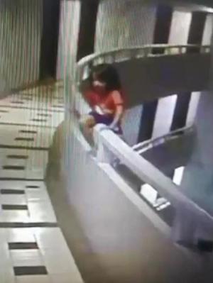 فيديو يحبس الأنفاس .. ابنة الـ5 سنوات كانت تسير بنومها .. ثم سقطت من الطابق الـ 11!