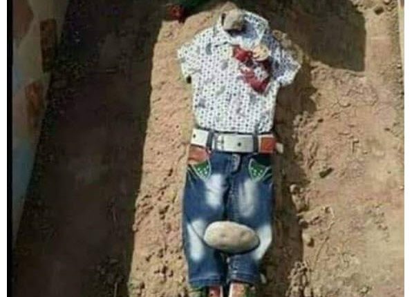 المفرق .. سيدة تضع ملابس العيد على قبر ابنها بعد مقتله طعنا على يد عمه