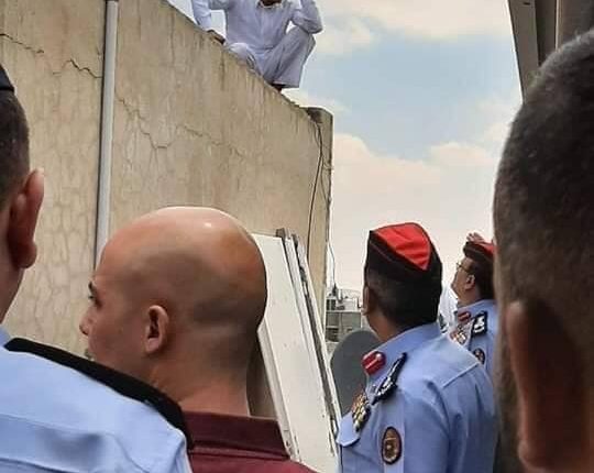 بالصور .. مواطن يهدد بالانتحار من اعلى مبنى وزارة الاوقاف