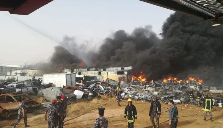 الدفاع المدني يخمد حريق ساحة خارجية وهنجر تابع لإحدى المصانع في منطقة زيزيا