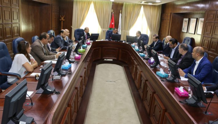 الضمان تناقش أهمية شمول العاملين في قطاع بيع الألبسة