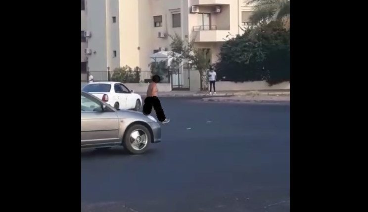 شاب مخمور يتجول عاريا في شوارع العقبة و الاجهزة الامنية تلقي القبض على