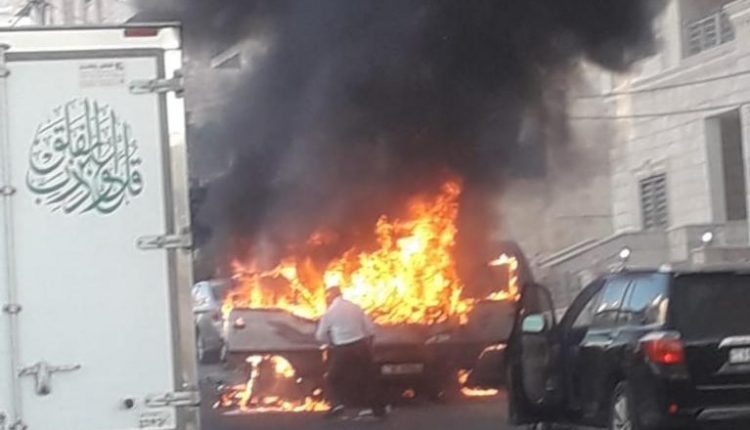 بالصور…حريق باص ركوب صغير بمنطقة المدينة الرياضية في عمان