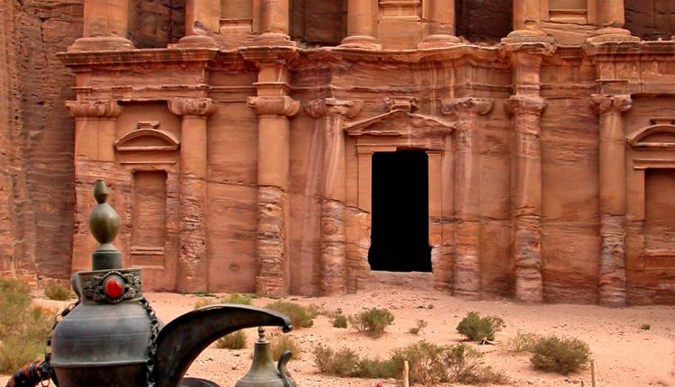 عشائر بني ليث تصدر بيانً هامً حول الاعتداءات على زوار البترا .. تفاصيل