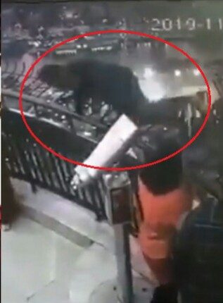 فيديو صادم : طالب يُلقي بنفسه من أعلى برج القاهرة .. وهذا ما قاله قبل انتحاره