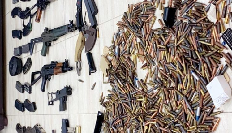 بالصور…القبض على شخص وضبط 11 سلاحاً نارياً بمداهمة أمنية لمنزل في عمان