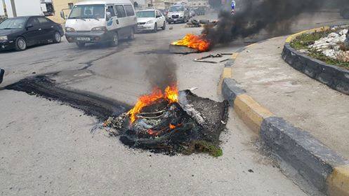 بالصور…أعمال شغب في إربد بعد إنتحار شخص صادرت البلدية بسطته