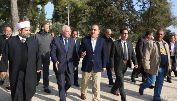 وزير الزراعة يطلع على الانتهاكات الإسرائيلية في “الاقصى”