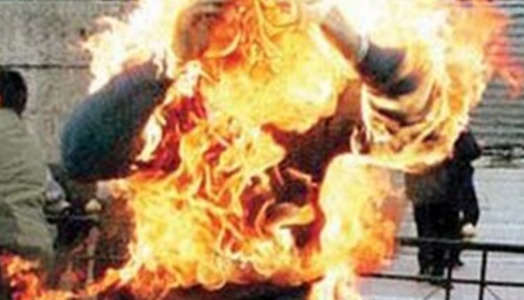 مواطن يهدد بحرق نفسه بـ”رفقة طفليه” في مبنى بلدية اربد