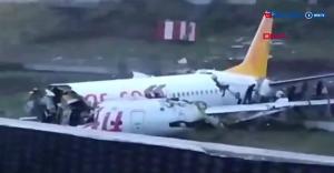 صورانشطار طائرة إلى قسمين بعد هبوطها في اسطنبول، وخروجها عن مدرج مطار صبيحة