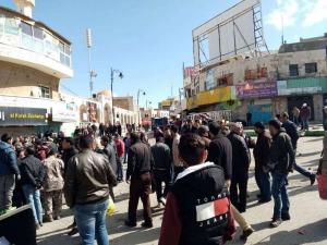 مواطنون  يغلقون مدخل مدينة الكرك احتجاجاً على منع الحافلات العاملة على الخطوط الداخلية من الدخول