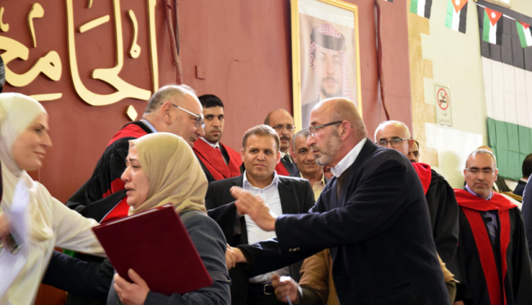 بالصور..رئيس الجامعة الهاشمية يسلم شهادة الطالبة المرحومة قمر الجعبة لوالديها
