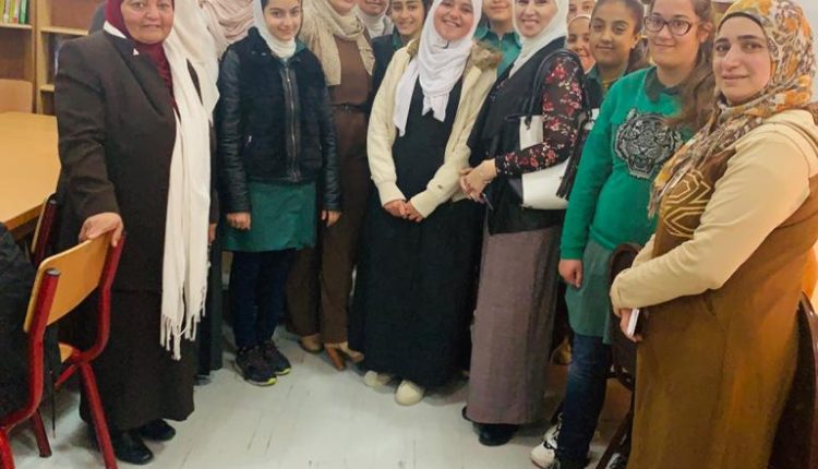 جمعية الشباب وحي المستقبل الثقافية تزور مدرسة مملكة البحرين
