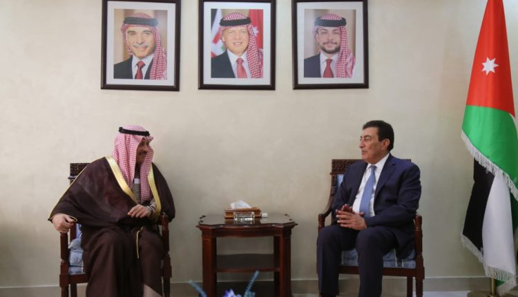 سفير المملكة لدى الأردن يلتقي رئيس مجلس النواب الأردني
