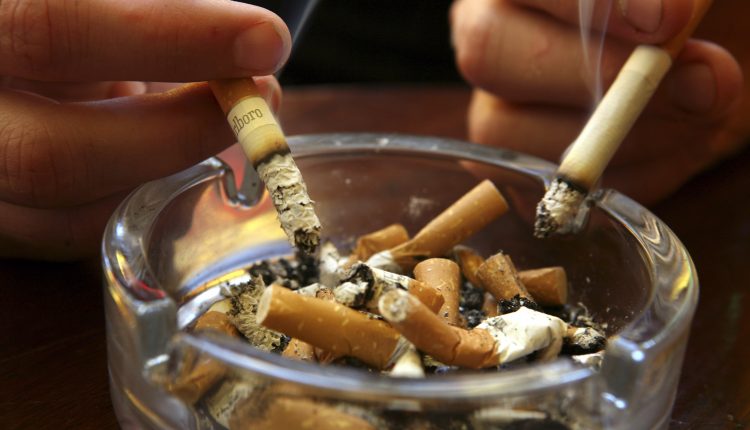 “الصحة”: حملة رقابية مشددة على المدخنين تزامنا مع فتح القطاعات