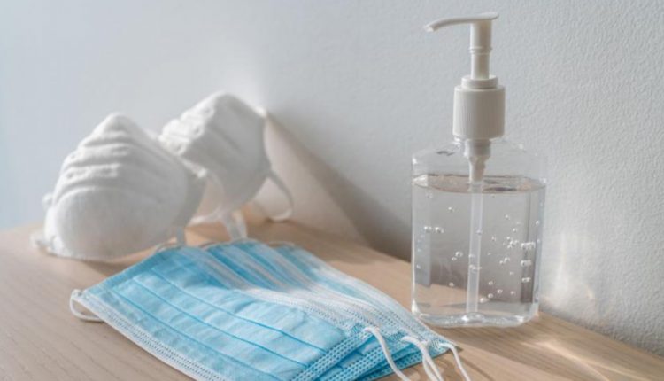 “المواصفات” تغلق مصنعاً للمعقمات وتضبط كمامات ومعقمات مخالفة