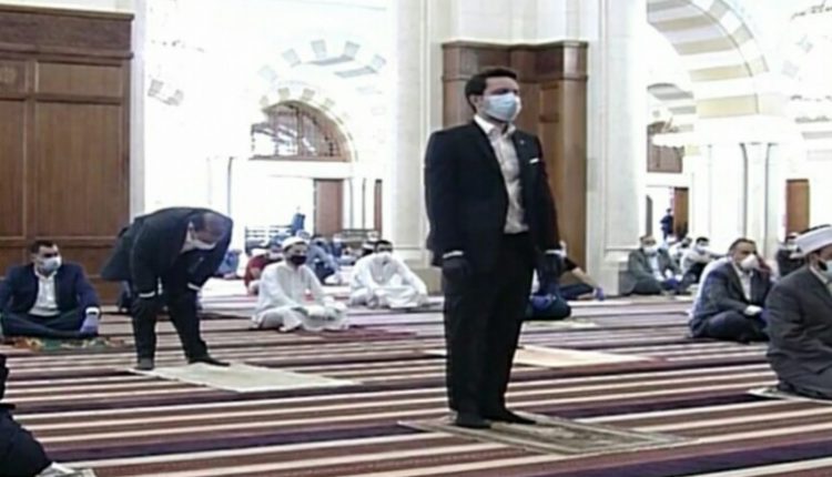 ولي العهد يشارك جموع المصلين أداء صلاة الجمعة بعد عودة الصلاة إلى المساجد